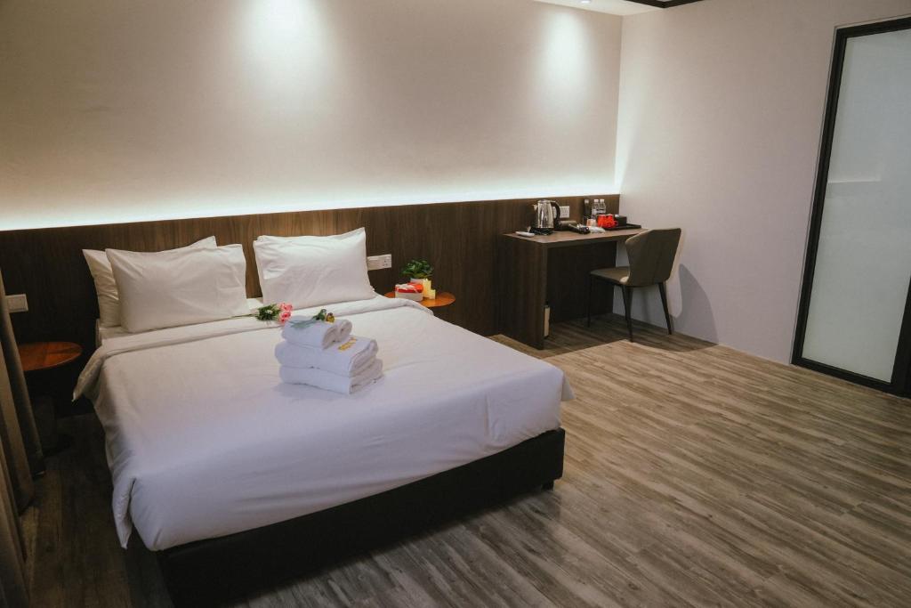 Postel nebo postele na pokoji v ubytování Roxy Hotel Siniawan