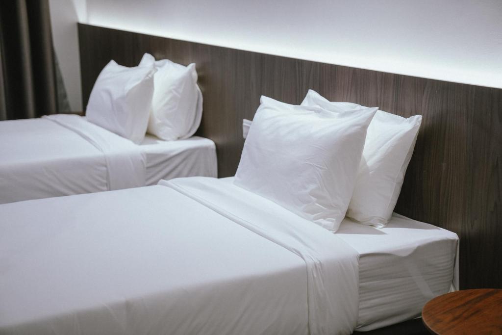 Postel nebo postele na pokoji v ubytování Roxy Hotel Siniawan