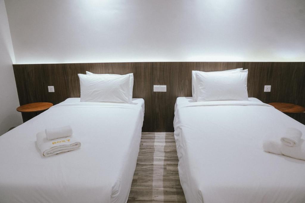Postel nebo postele na pokoji v ubytování Roxy Hotel Siniawan