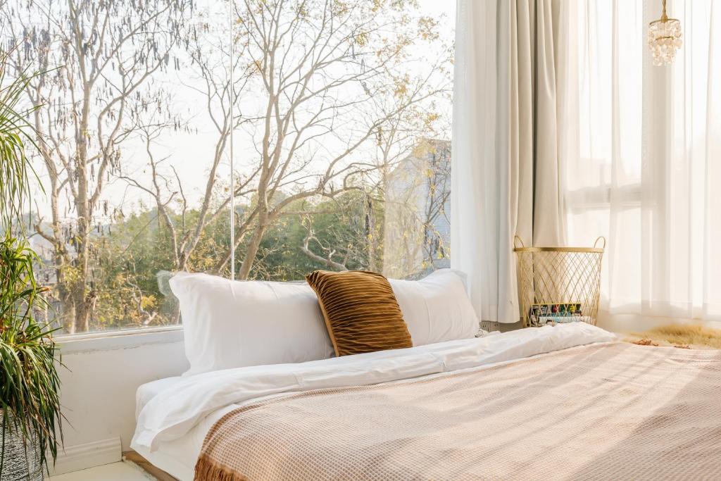 Postel nebo postele na pokoji v ubytování Shanghai ruochu designer Guesthouse上海若初设计师民宿--近上海浦东国际机场及迪士尼