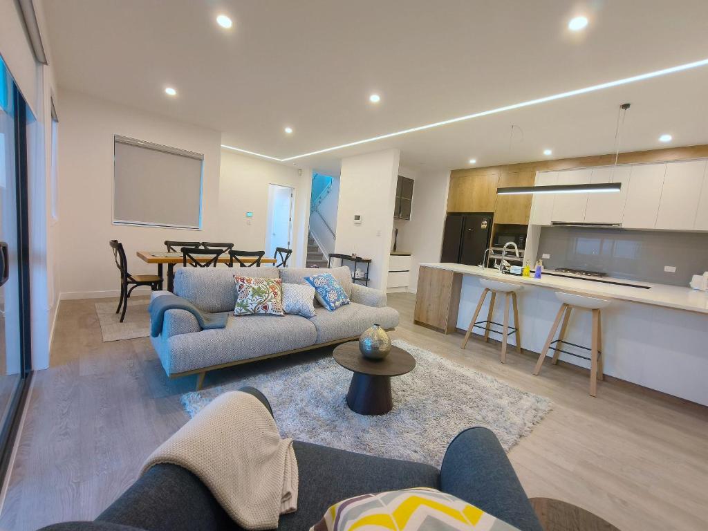 Stylish Family Retreat in Hillcrest Spa 4 Bedroom and Playroom - Resim 14