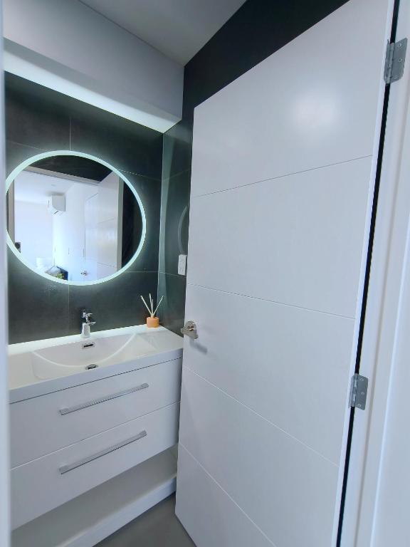 Stylish Family Retreat in Hillcrest Spa 4 Bedroom and Playroom - Resim 5