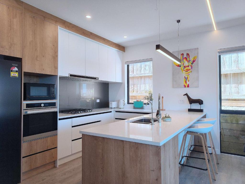 Stylish Family Retreat in Hillcrest Spa 4 Bedroom and Playroom - Resim 20