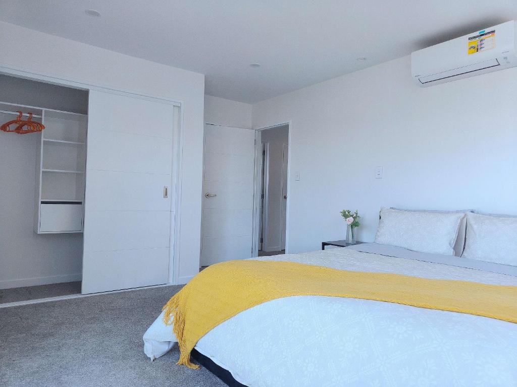 Stylish Family Retreat in Hillcrest Spa 4 Bedroom and Playroom - Resim 25