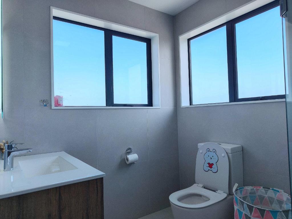 Stylish Family Retreat in Hillcrest Spa 4 Bedroom and Playroom - Resim 34