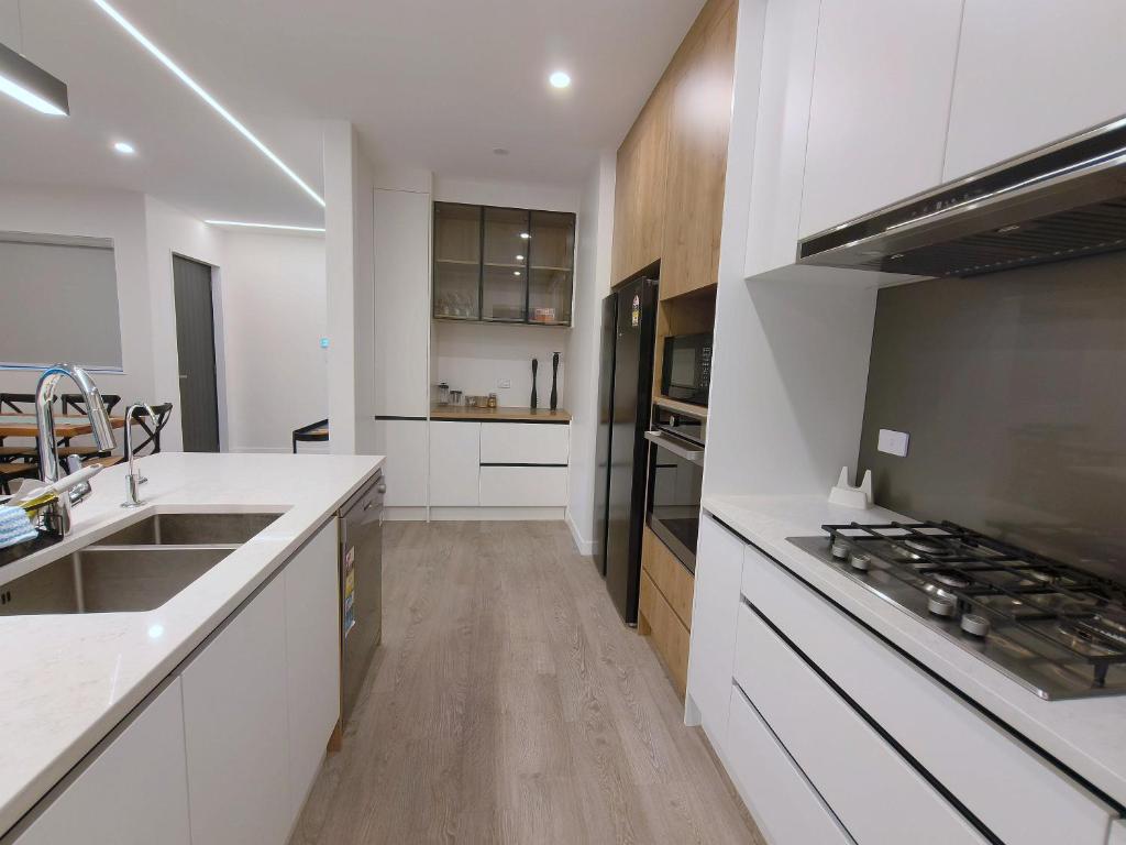 Stylish Family Retreat in Hillcrest Spa 4 Bedroom and Playroom - Resim 35