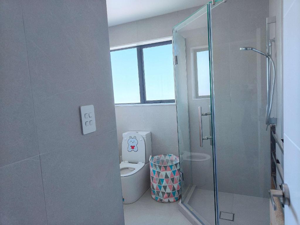 Stylish Family Retreat in Hillcrest Spa 4 Bedroom and Playroom - Resim 39