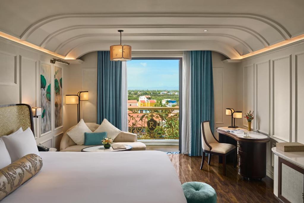Postel nebo postele na pokoji v ubytování Hotel Royal Hoi An - Gallery