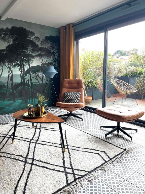 un salon avec une table et une chaise dans l'établissement La Sodilie proche centre ville au calme Parking gratuit, à Nantes