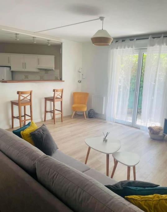 un salon avec un canapé et une table dans l'établissement Le 10 Blagnac - Confortable T2 - Aéroport & Airbus, à Blagnac