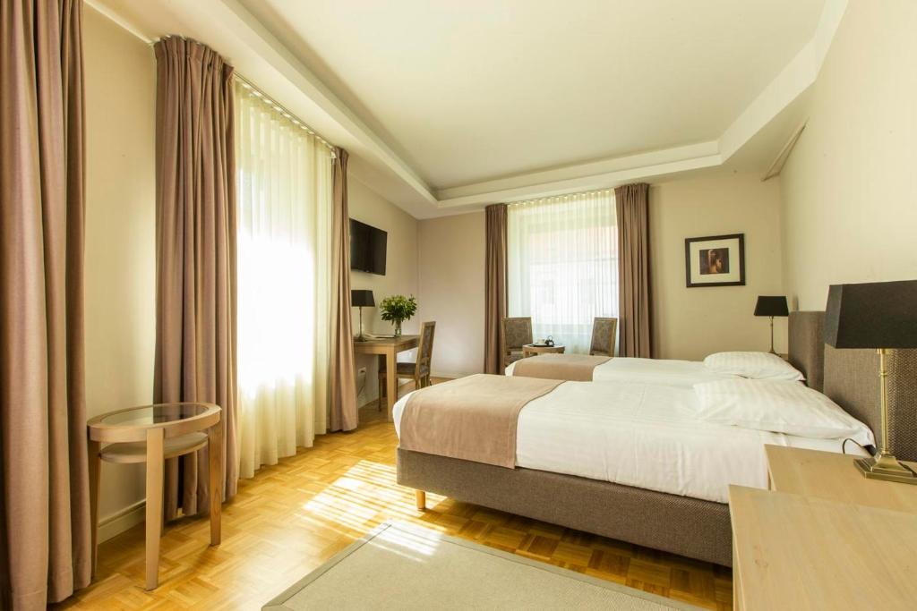 Postel nebo postele na pokoji v ubytování Hotel Slamič Ljubljana