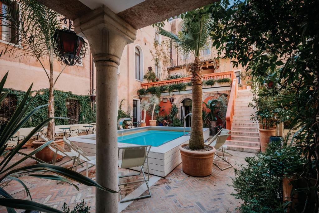 Bazén v ubytování Hotel Giorgione nebo v jeho okolí