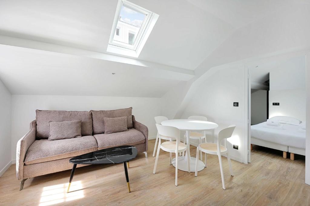 un salon avec un canapé et une table dans l'établissement Superb apartment - 1BD-4P - near Paris, à Aubervilliers