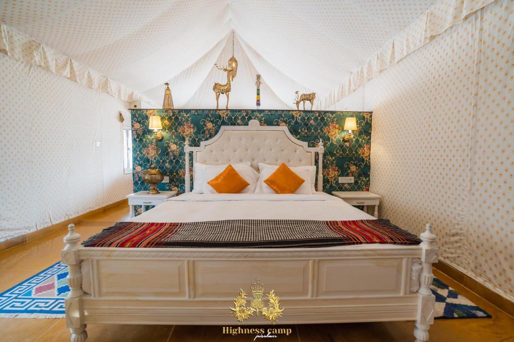Postel nebo postele na pokoji v ubytování highness camp jaisalmer