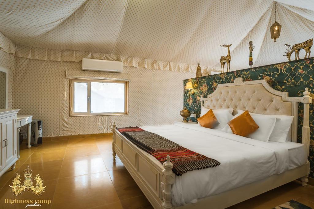 Postel nebo postele na pokoji v ubytování highness camp jaisalmer