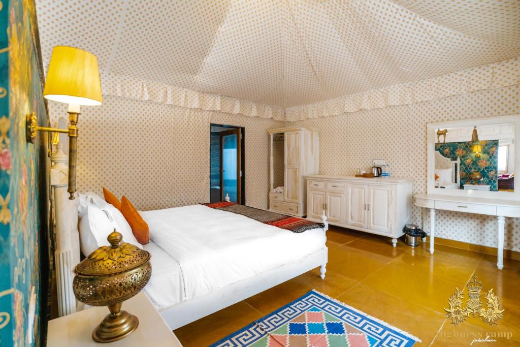 Postel nebo postele na pokoji v ubytování highness camp jaisalmer