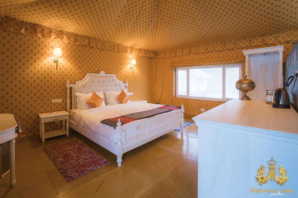 Postel nebo postele na pokoji v ubytování highness camp jaisalmer
