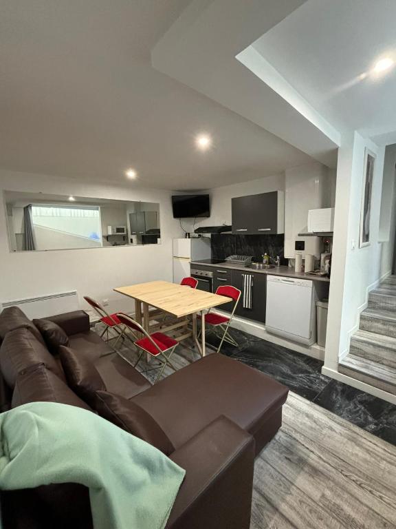 un soggiorno con un divano e un tavolo di Proximité RER A , souplex tout confort, 2 chambres a Saint-Maur-des-Fossés