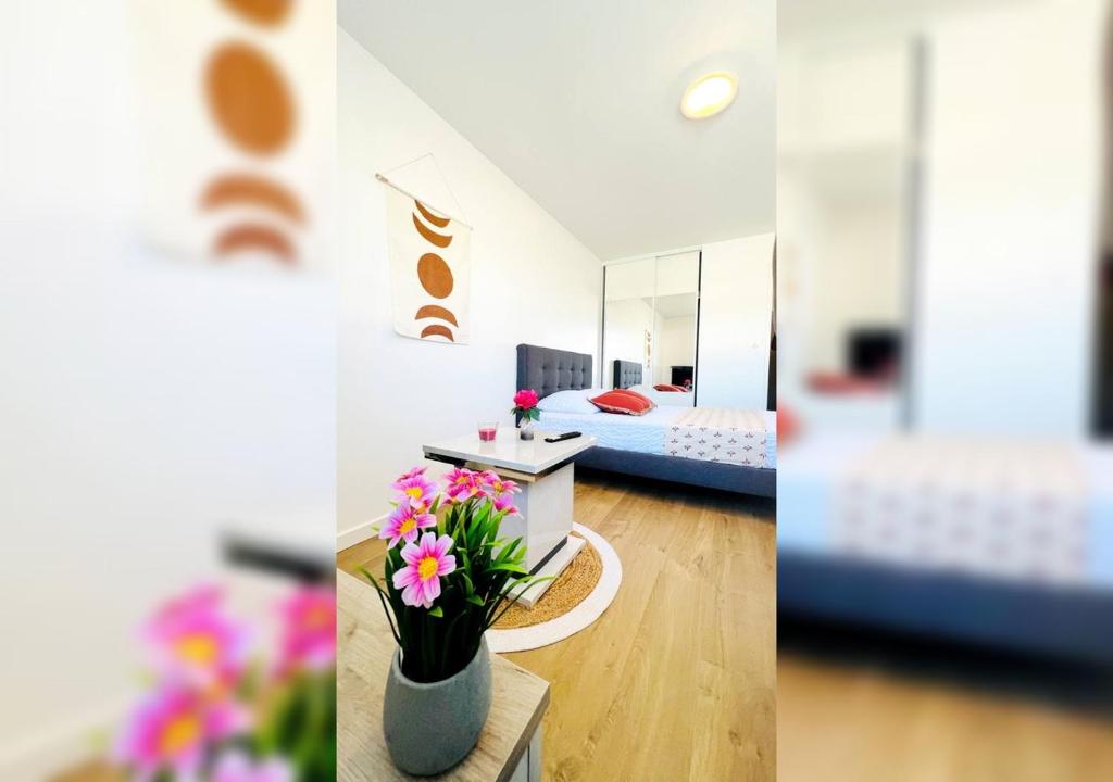 trois photos d'une chambre avec un lit et des fleurs dans l'établissement Le Cosy Zen Studio, à Valence