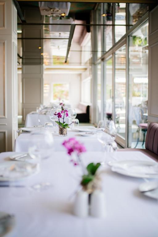 A restaurant or other place to eat at Bosphorus Palace Hotel