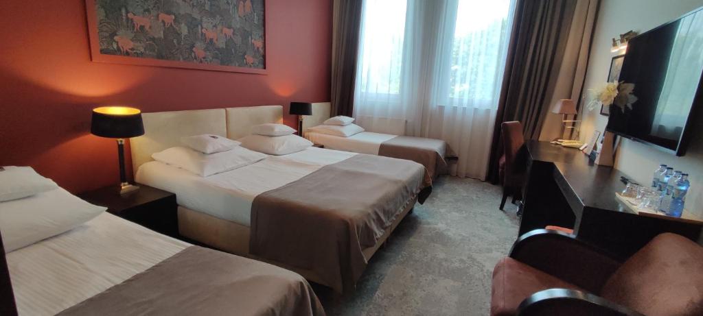 Posteľ alebo postele v izbe v ubytovaní Hotel Szara Willa