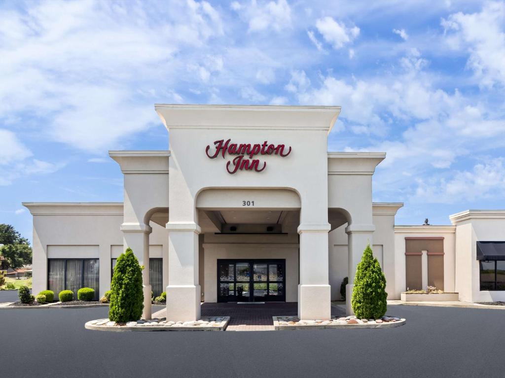 a store front of a hampton inn at Hampton Inn Blytheville in Blytheville