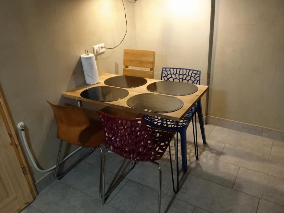 a table with three sinks and chairs in a room at Flaty-Bielefeld Handwerker Rustikal in Bielefeld