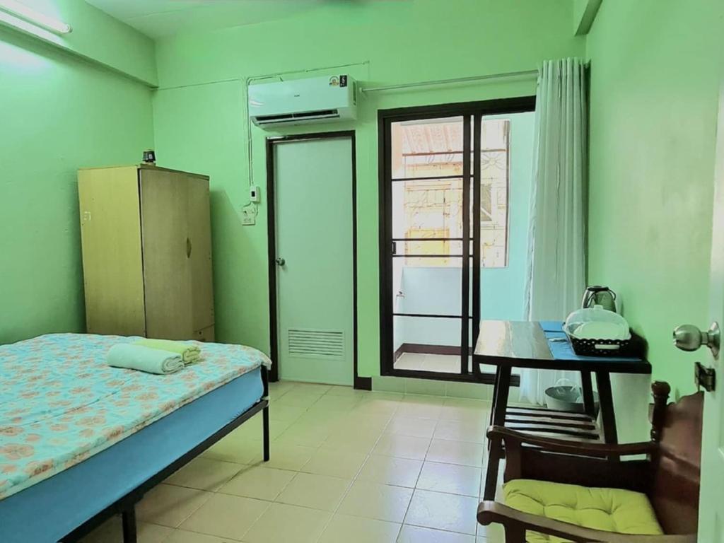 Postel nebo postele na pokoji v ubytování Roong-Arun Apartment