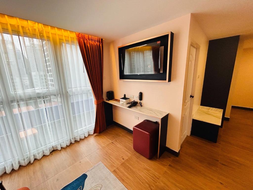 Emiri Hotel - Nana Bangkok - Family Room With Balcony