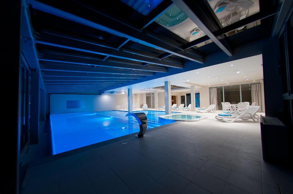 Bazén v ubytování Hotel New Wave nebo v jeho okolí