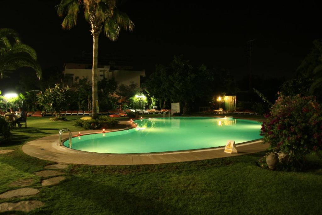 Bazén v ubytování Hotel Mutlu nebo v jeho okolí
