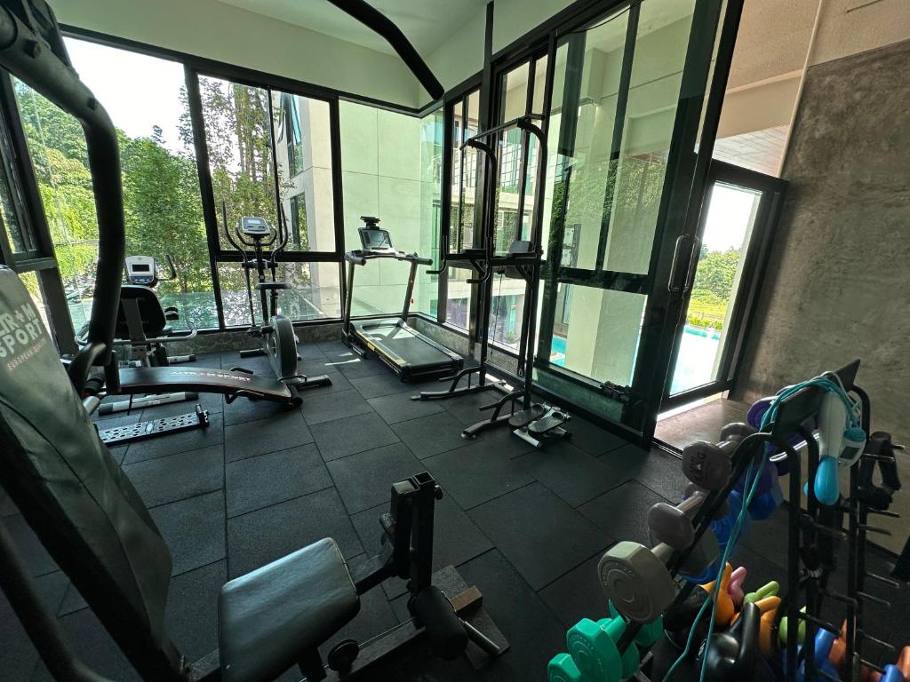 Fitness centrum a/nebo fitness zařízení v ubytování The Viva Patong