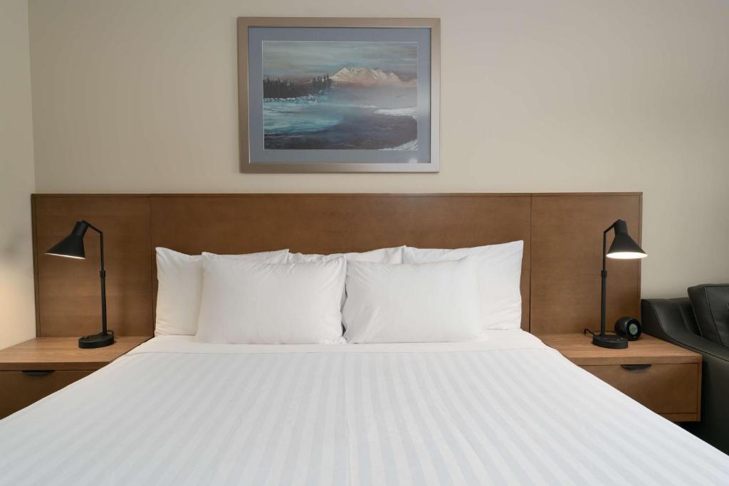 Postel nebo postele na pokoji v ubytování Prestige Hudson Bay Lodge & Conference Centre, WorldHotels Crafted Collection