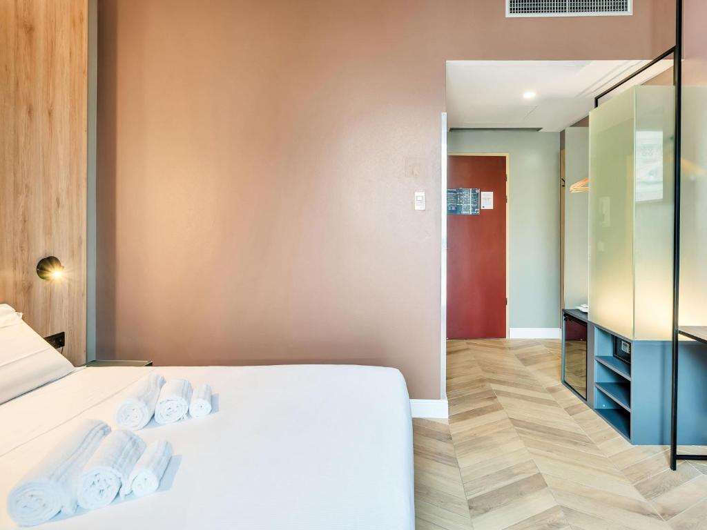 Postel nebo postele na pokoji v ubytování B&B Hotel Milano Aosta