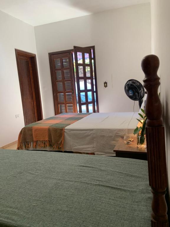 Een bed of bedden in een kamer bij Suíte Pitangueira - Hospedaria Sonho De Infância