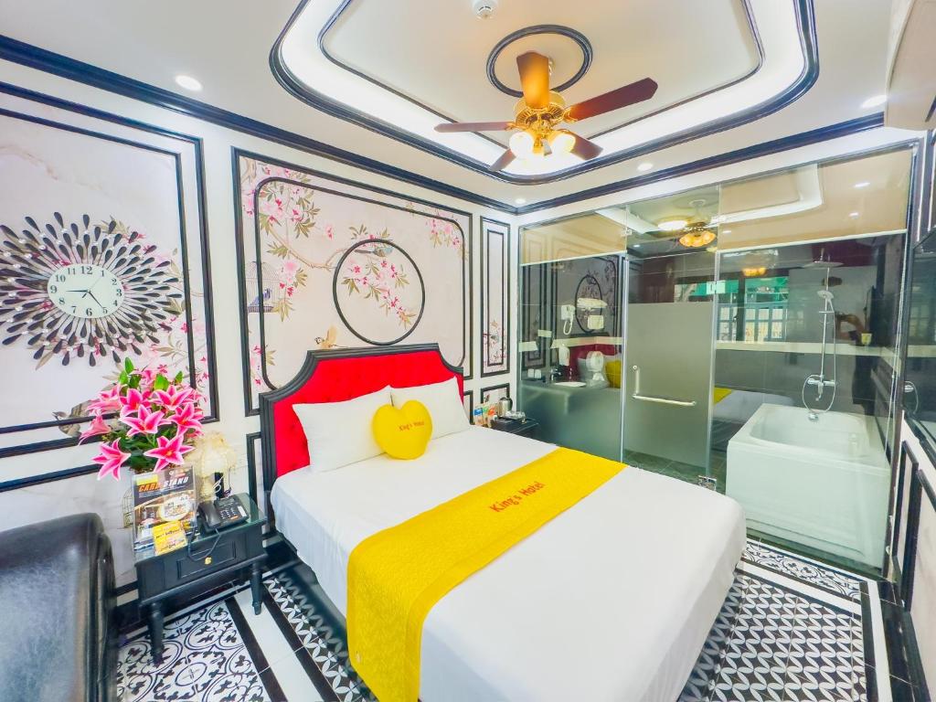 Postel nebo postele na pokoji v ubytování King's Hotel Pháp Vân
