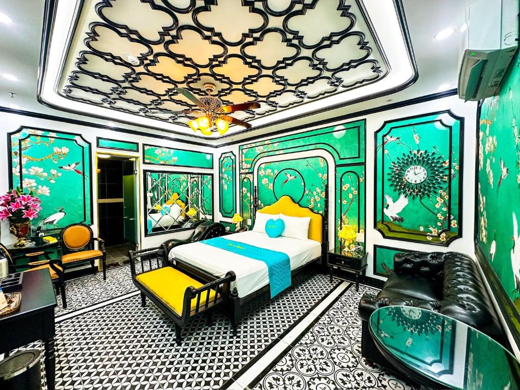 Postel nebo postele na pokoji v ubytování King's Hotel Pháp Vân