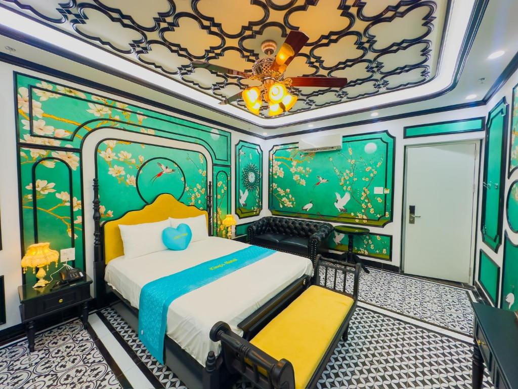 Postel nebo postele na pokoji v ubytování King's Hotel Pháp Vân