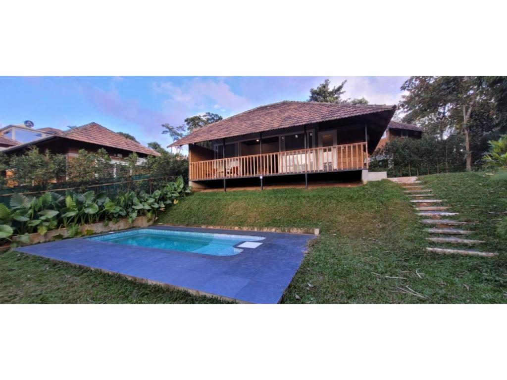 Bazén v ubytování Ananterra Resort Wayanad nebo v jeho okolí