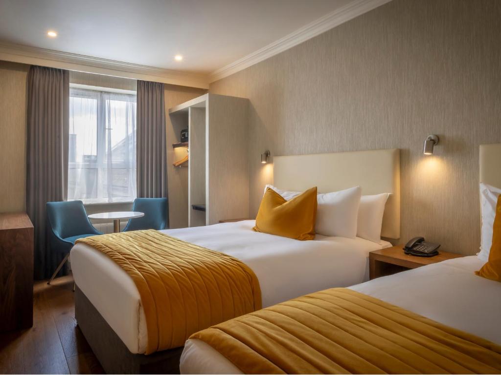 Postel nebo postele na pokoji v ubytování Eyre Square Hotel