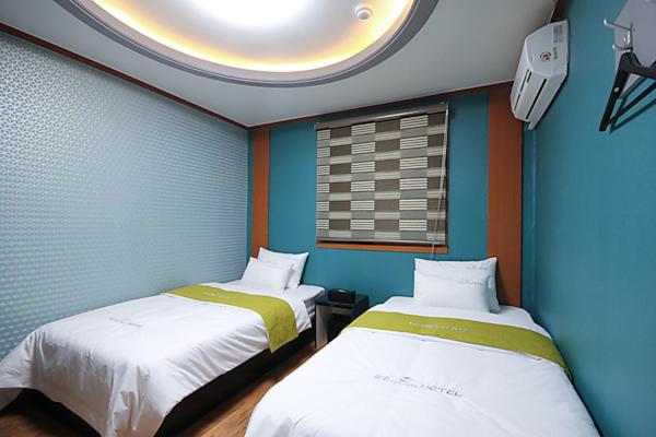 Postel nebo postele na pokoji v ubytování Business Hotel Busan Station