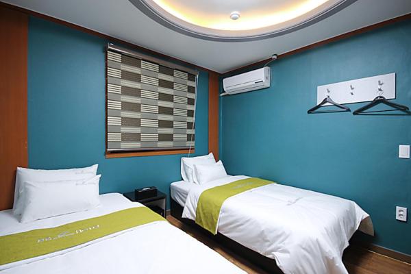 Postel nebo postele na pokoji v ubytování Business Hotel Busan Station
