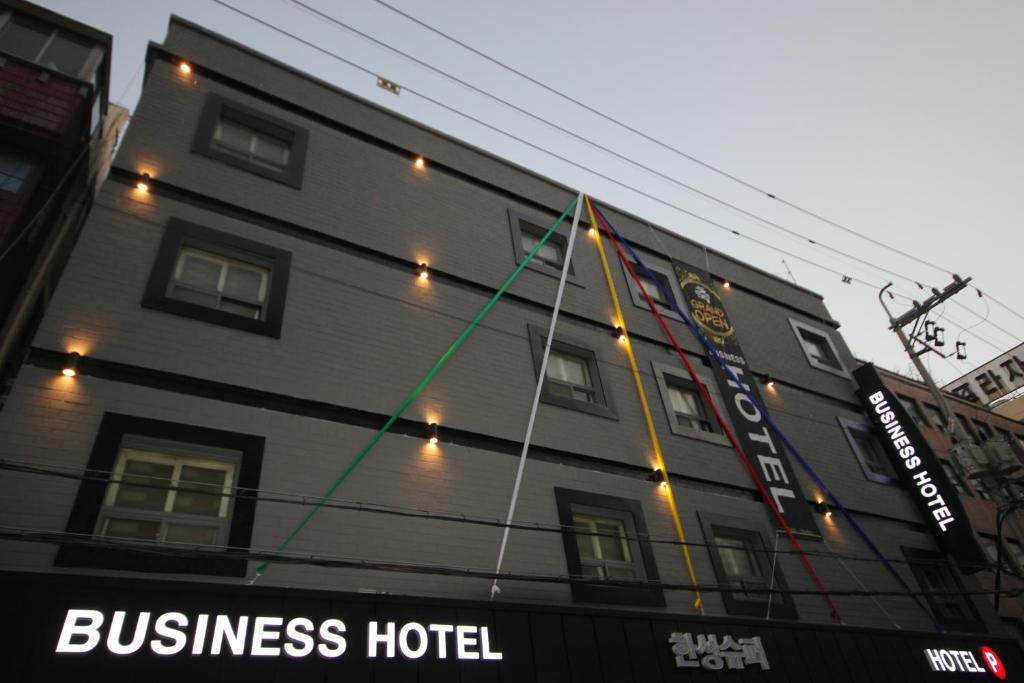 un edificio con luces en el lateral. en Business Hotel Busan Station, en Busan