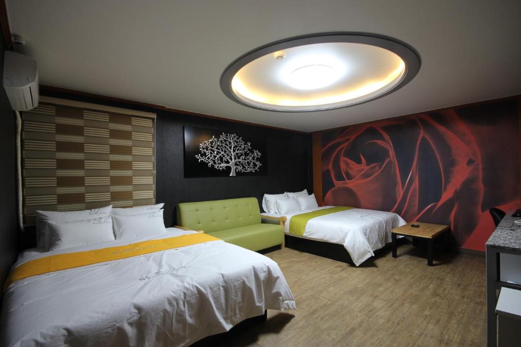 Postel nebo postele na pokoji v ubytování Business Hotel Busan Station