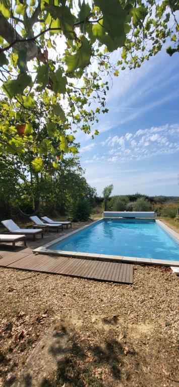 - une piscine entourée de chaises longues dans l'établissement Une maison de famille dans le Luberon, à Bonnieux