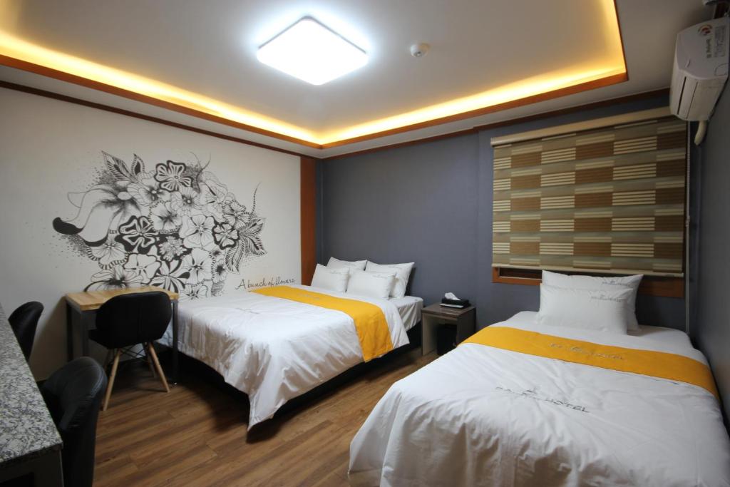 Postel nebo postele na pokoji v ubytování Business Hotel Busan Station