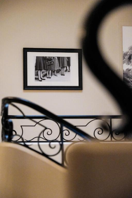une photo d'un groupe de chaussures sur un mur dans l'établissement Villa Nady, à Pauillac