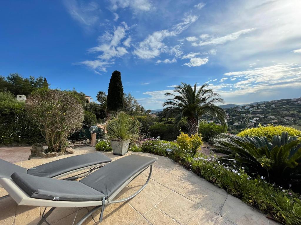 d'une terrasse avec deux chaises dans le jardin. dans l'établissement Villa Aquarelle, à La Garonnette-Plage