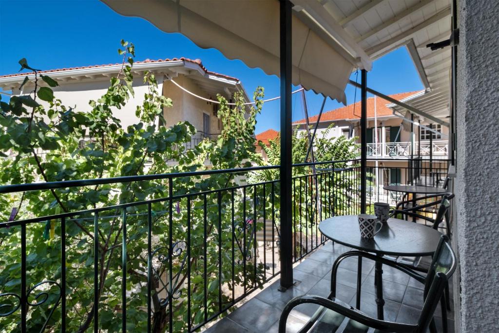 a patio with a table and chairs on a balcony at S6 apartment in Nikiana
