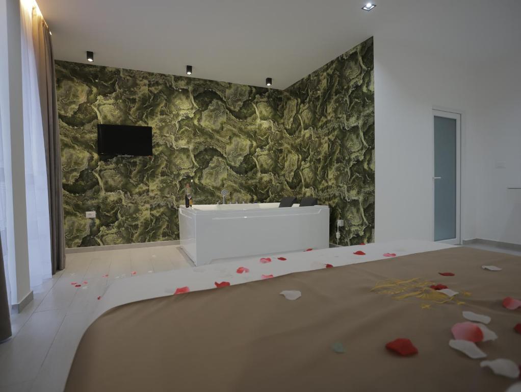 a room with a stone wall with a white table at Shatri Hotel in Vranisht